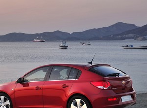 Chevrolet Cruze hatchback wjeżdża do salonów