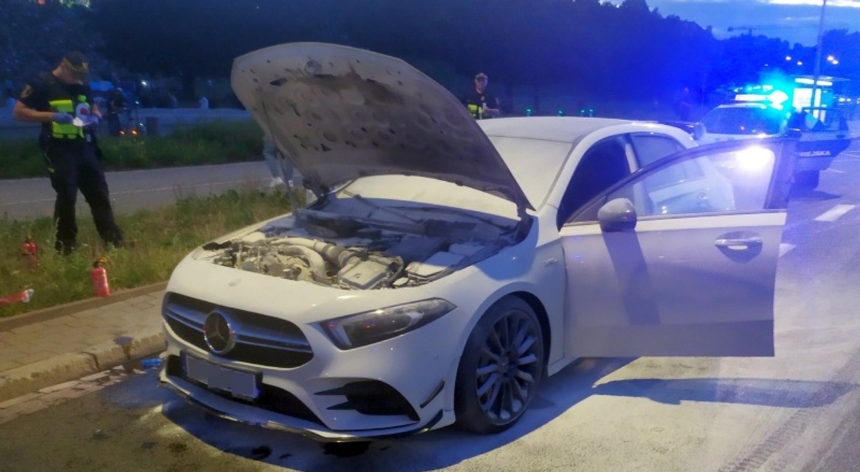 Strażnicy miejscy ugasili sportowego Mercedesa-AMG
