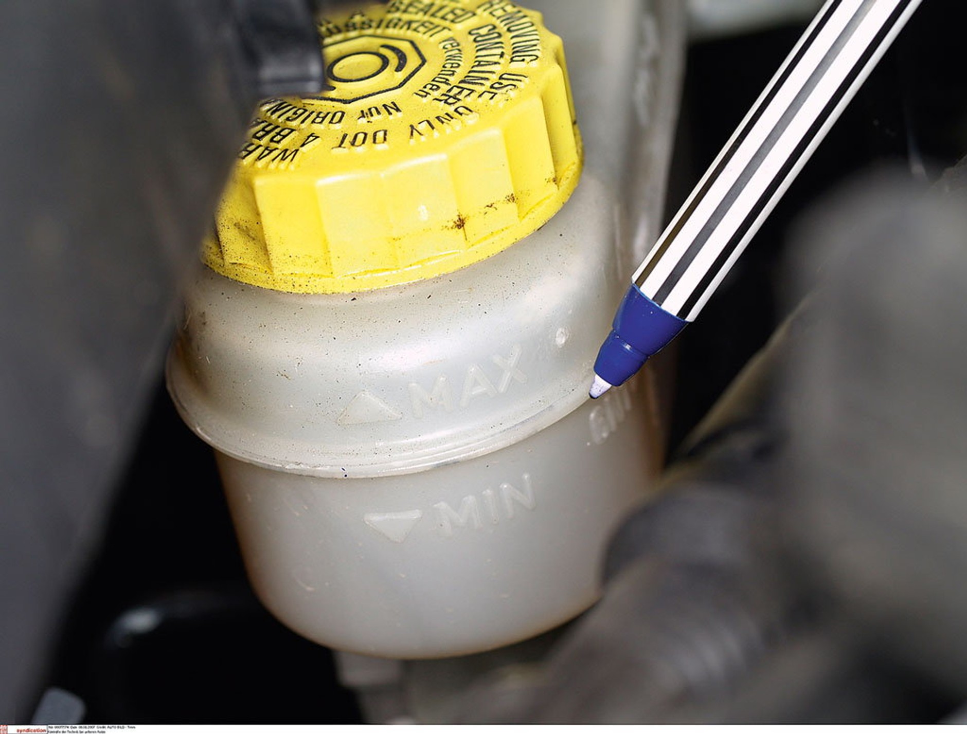 Płyn hamulcowy: im więcej w nim wody, tym gorzej. Kontrola lub wymiana co dwa lata.