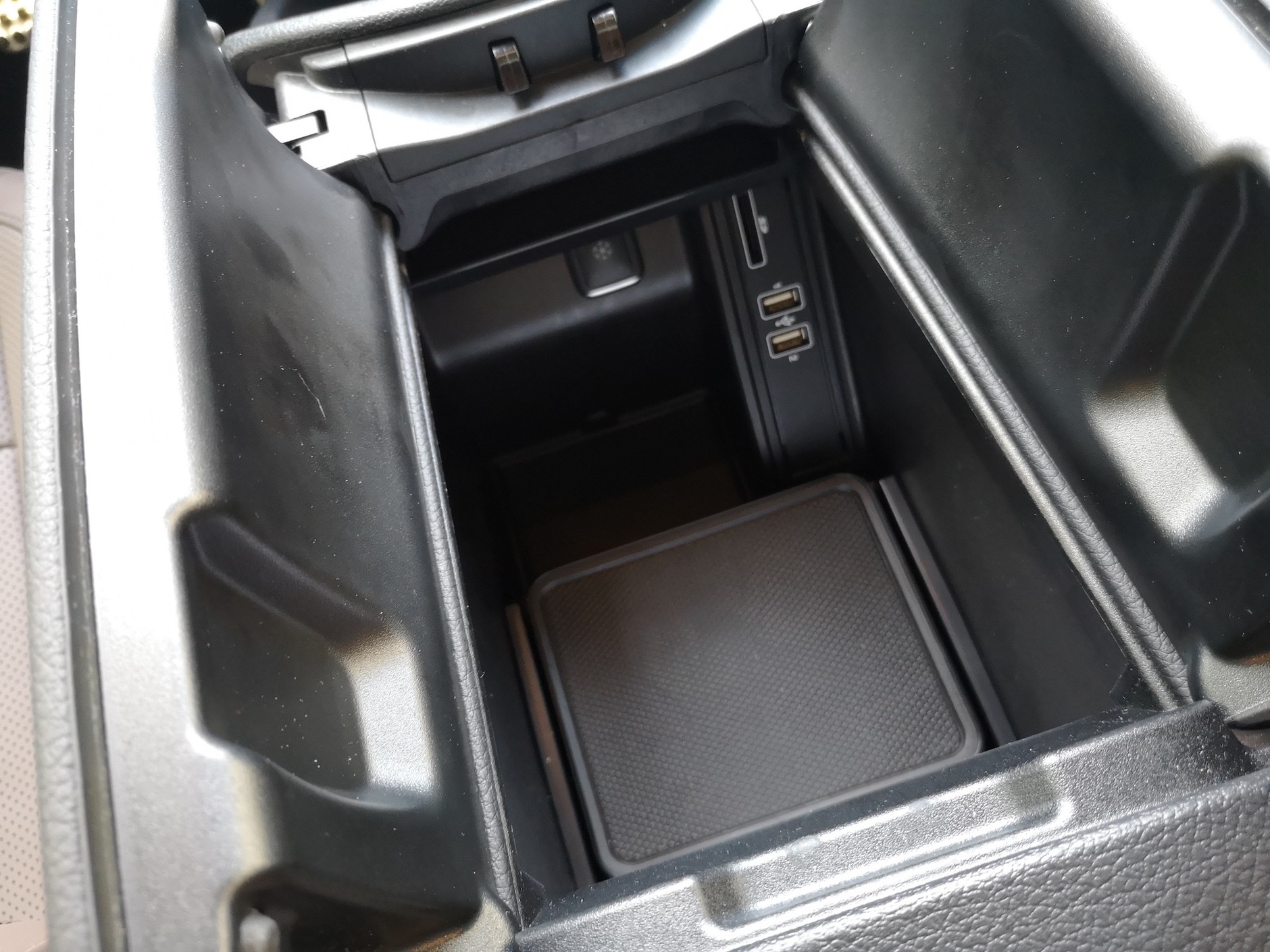 Mercedes V 300d 4Matic: schowek, a pod spodem maleńka lodówka