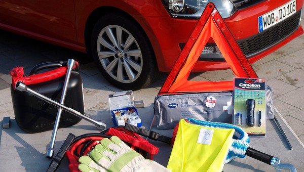 Cztery praktyczne akcesoria, które warto mieć w samochodzie. Nie są obowiązkowe, ale mogą uratować życie