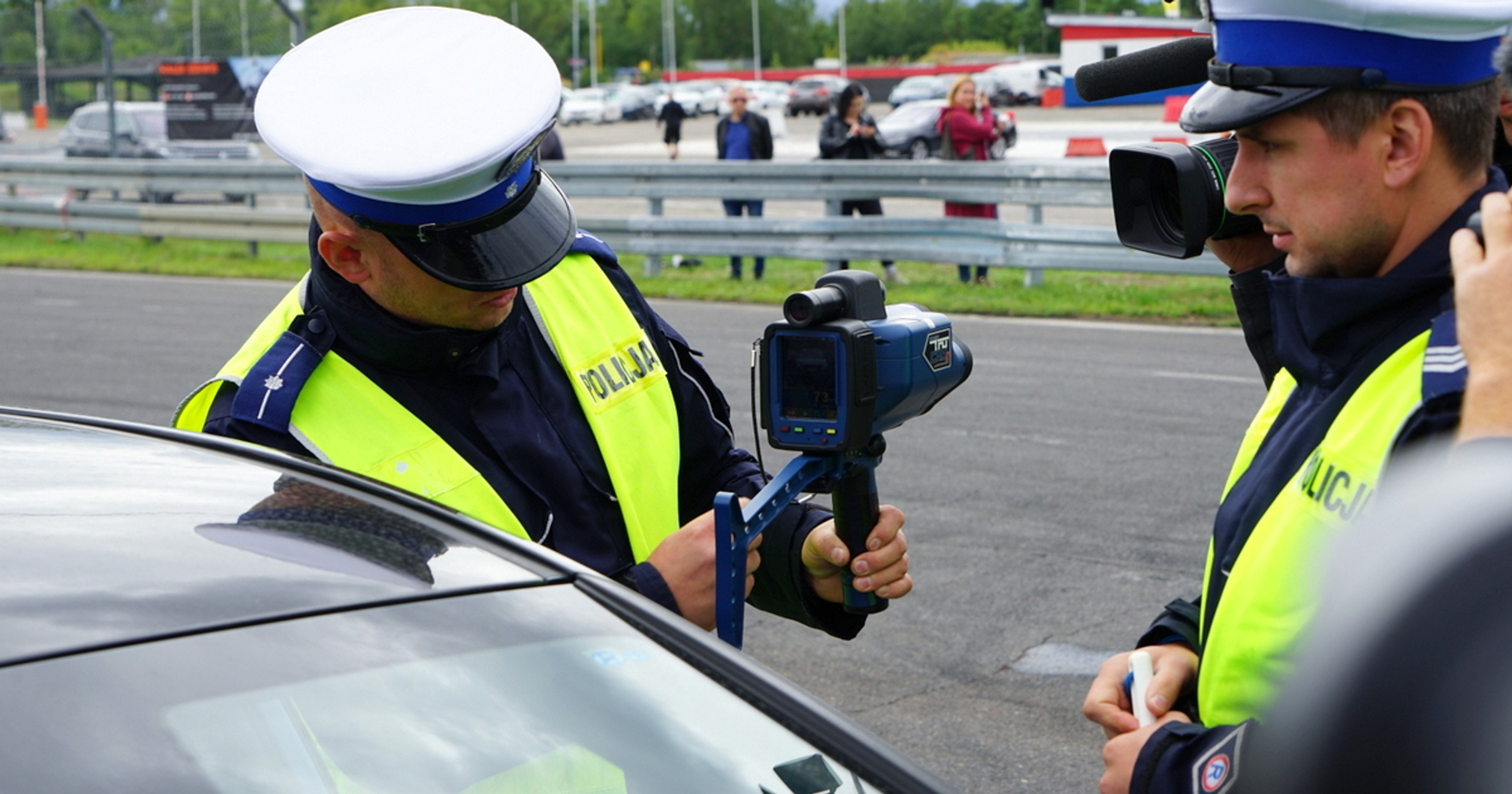Policjanci z nowoczesnym laserowym miernikiem prędkości