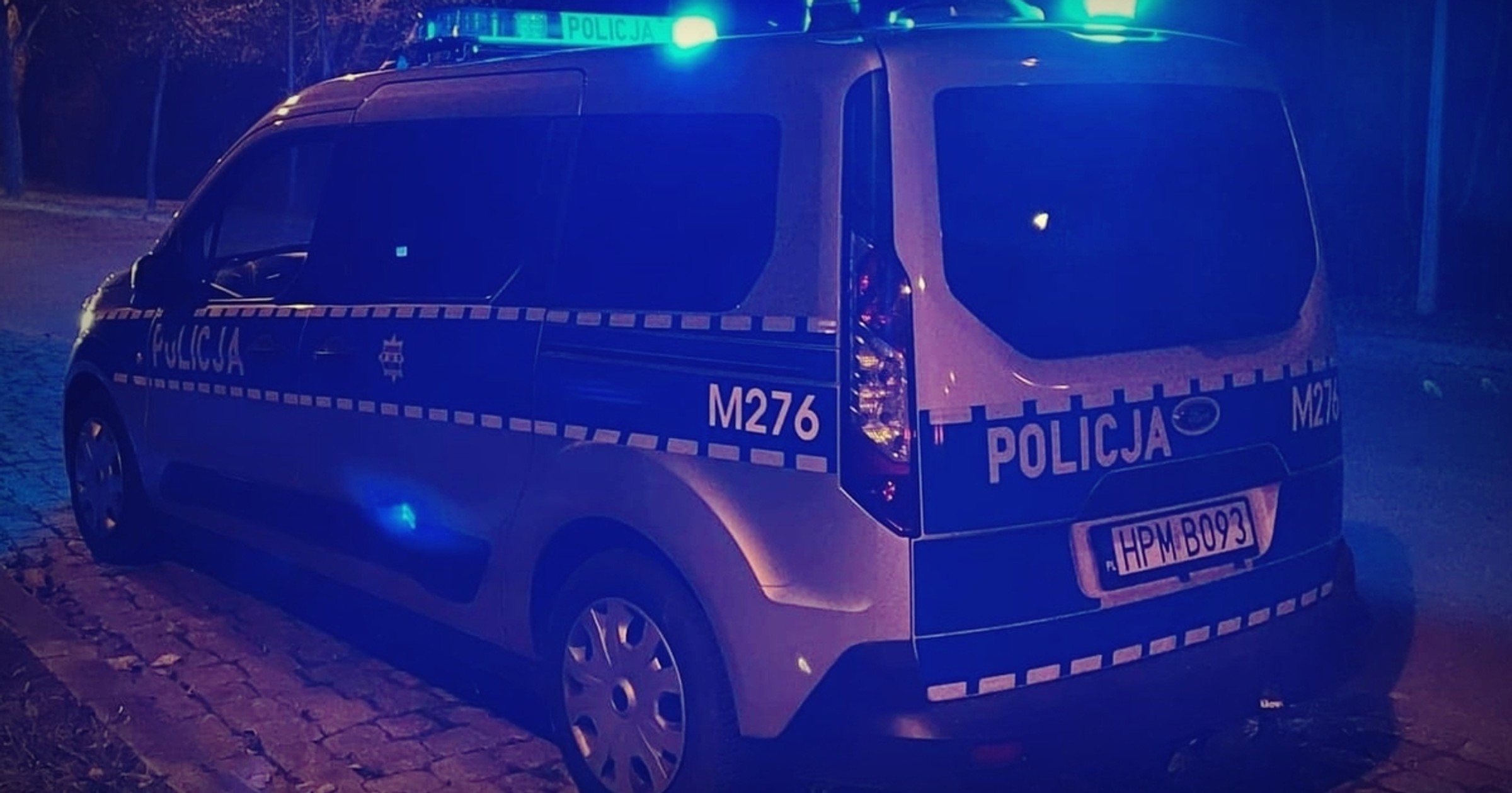 Policyjny radiowóz na miejscu wypadku