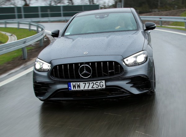 Mercedes-AMG E 53 4MATIC+ – zachwyca osiągami i brzmieniem