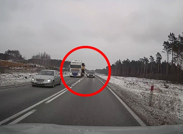 Kierowca BMW wyprzedzał bez opamiętania. "Przytulił się" do ciężarówki jak tylko mógł