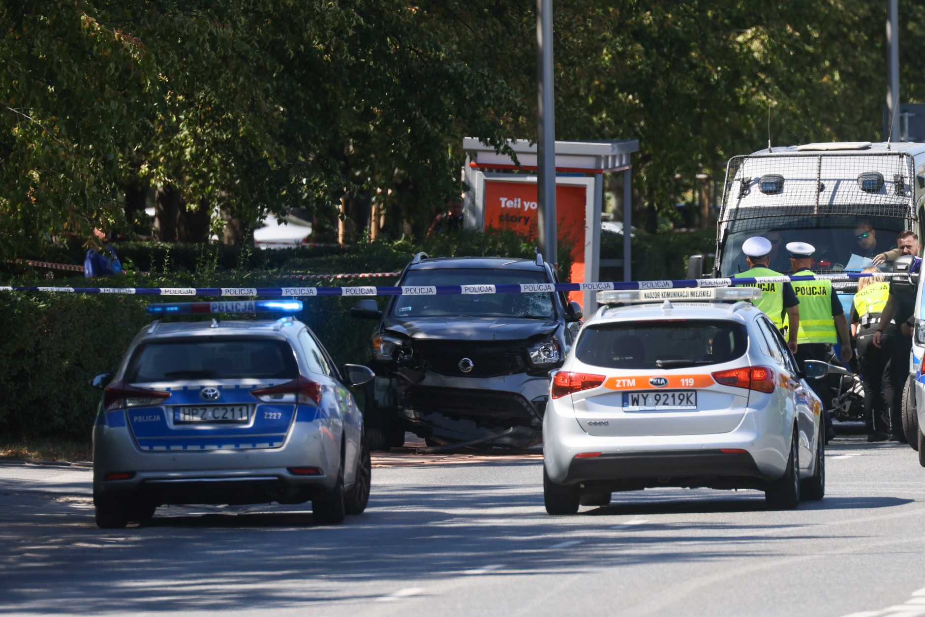 Samochód wjechał w przystanek na warszawskim Mokotowie. Dwie osoby nie żyją