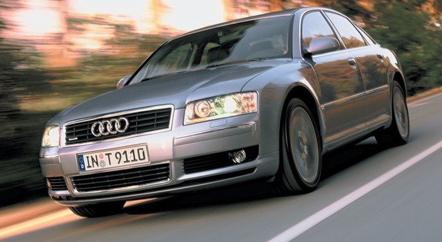 Co psuje się w 20-letnim Audi A8? Może lepiej wybrać... Skodę Superb?