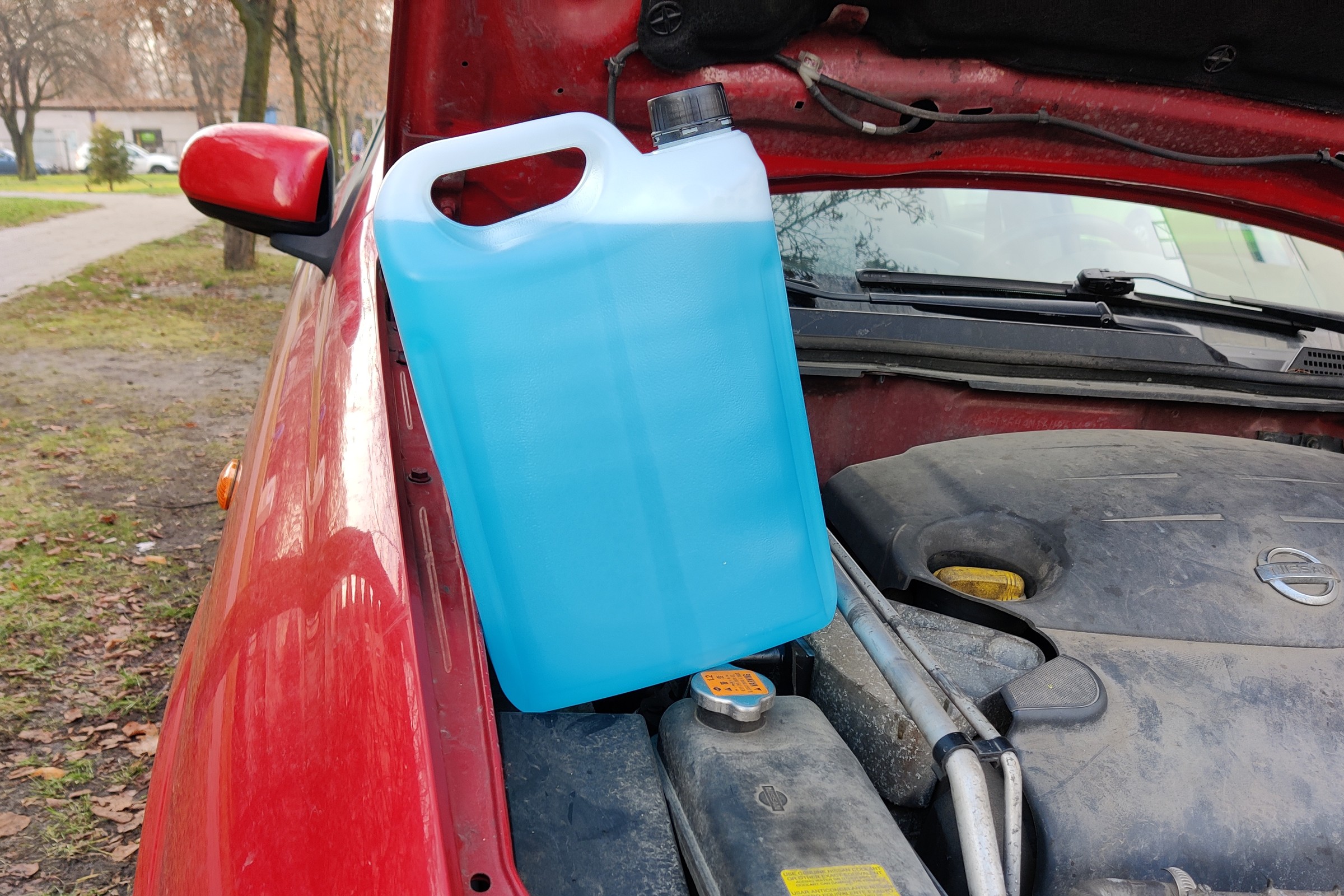 Czy warto kupować drogi zimowy płyn do spryskiwaczy? Skład zależy od ceny i może się mocno różnić