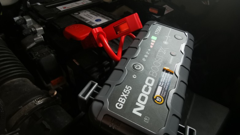 Uruchamianie samochodu  z pomocą jumpstartera