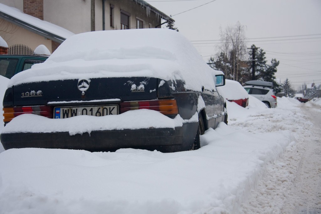 Silnika lepiej nie odpalać by się rozgrzał. Lepiej odśnieżyć i dopiero potem uruchamiać auto