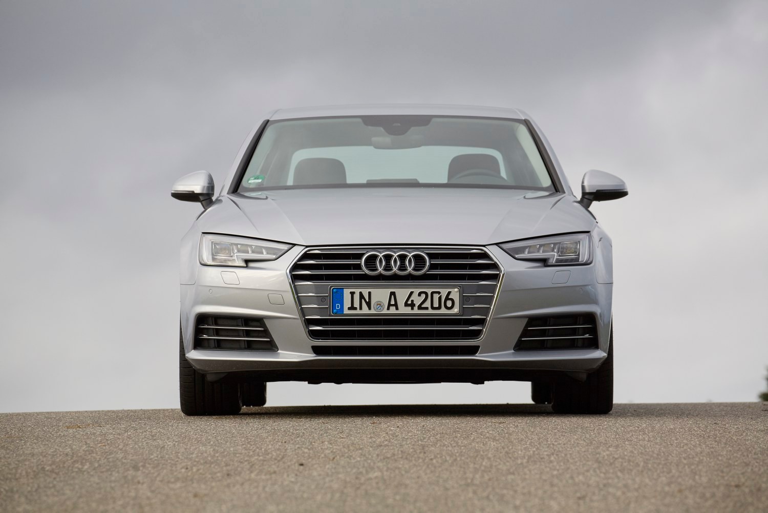 Benzynowe sedany - Audi A4, BMW 318i, Mercedes C 180 i VW Passat - dane techniczne, wymiary, spalanie