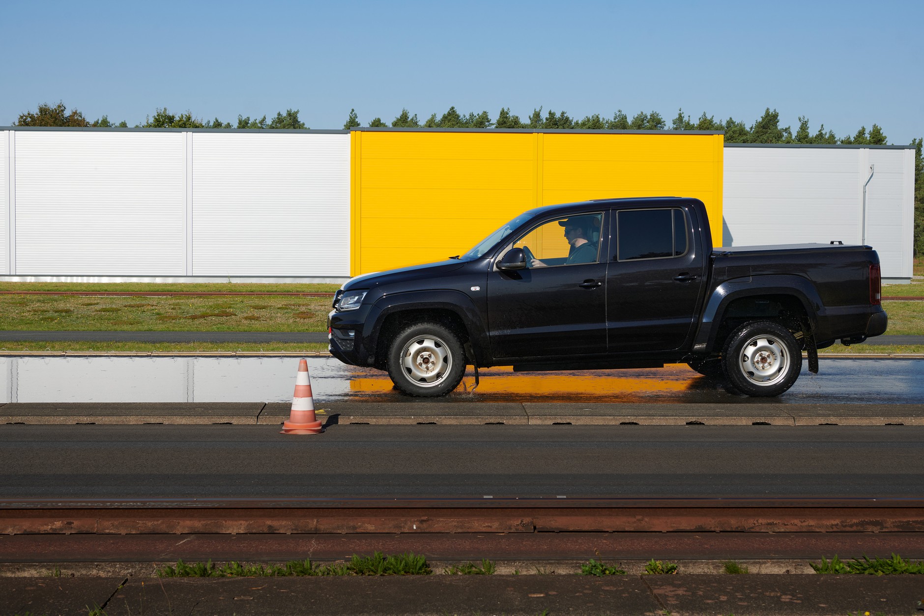 Test opon AT do SUV-ów i terenówek. Hamowanie na mokrym to uch słaba strona