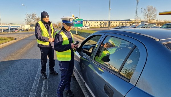 Drogówka znów sprawdza bagażniki. Policjanci szukają dwóch rzeczy