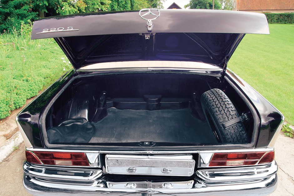 Mercedes W111/W110: bezpieczny i skrzydlaty