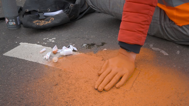 Przyklejanie się do asfaltu to nie jest polski wynalazek. Przykład przyszedł z innych krajów