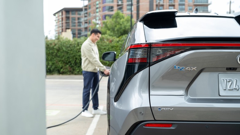 2024 bZ4X Limited FWD ElementalSilverMetallic 001