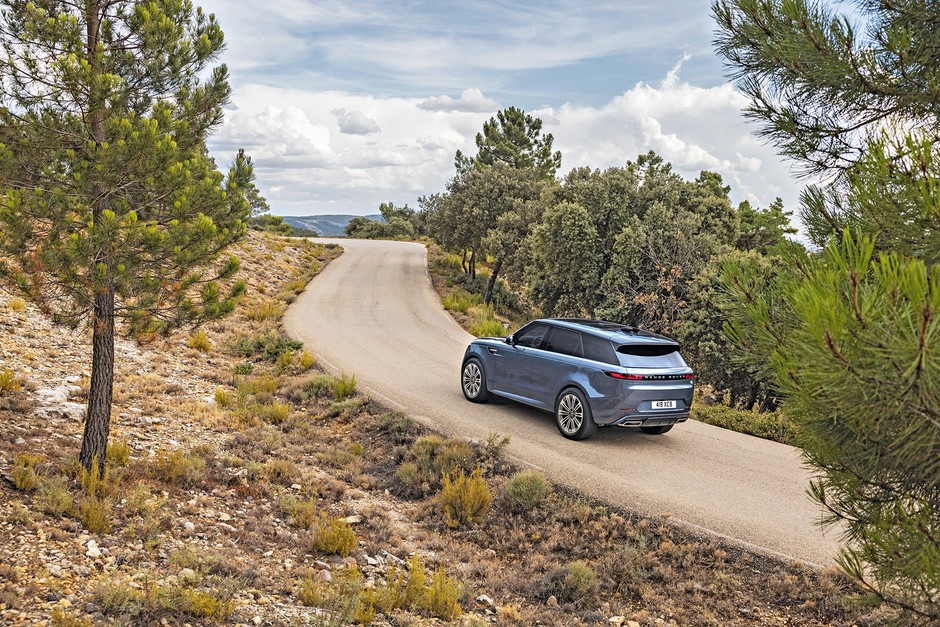Samochód jak rzeźba: 4,95 m długości, Range Rover w wersji Sport z opadającą linią dachu