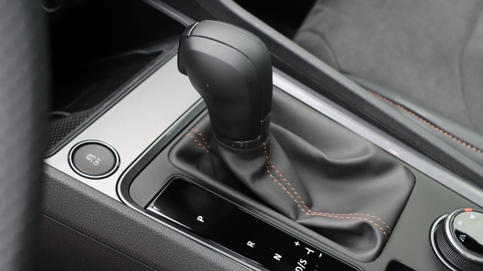 Skrzynia DSG działa właściwie bez zarzutu. Zmianie przełożeń towarzyszą warknięcia z wydechu