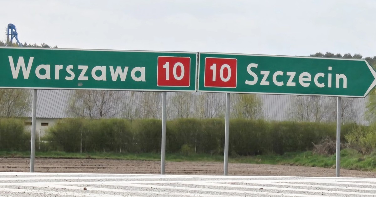 Drogowskazy na Szczecin i Warszawę stojące przy DK10 (S10)