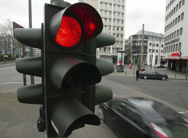 Kiedy można zawracać na skrzyżowaniu ze światłami? Potrzebna jest podwójna strzałka