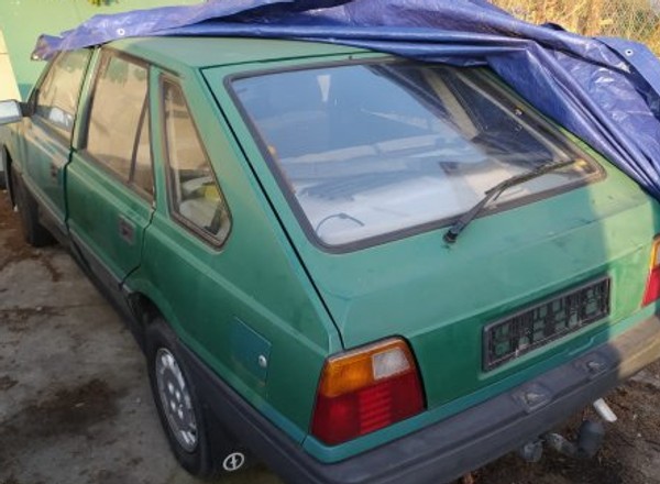 Ukradł z parkingu poloneza. Wywiózł auto na lawecie