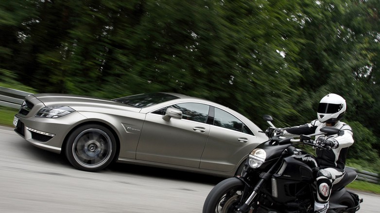 Ducati kontra Mercedes AMG: oto owoc fascynującej współpracy