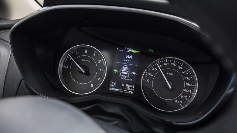 Subaru Impreza. Klasyka. Eleganckie i czytelne zegary. O wirtualnym kokpicie nie ma mowy. I dobrze