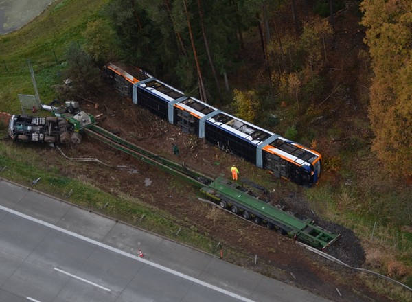 Specjalny transport wypadł z drogi w Niemczech. Straty liczone w milionach euro