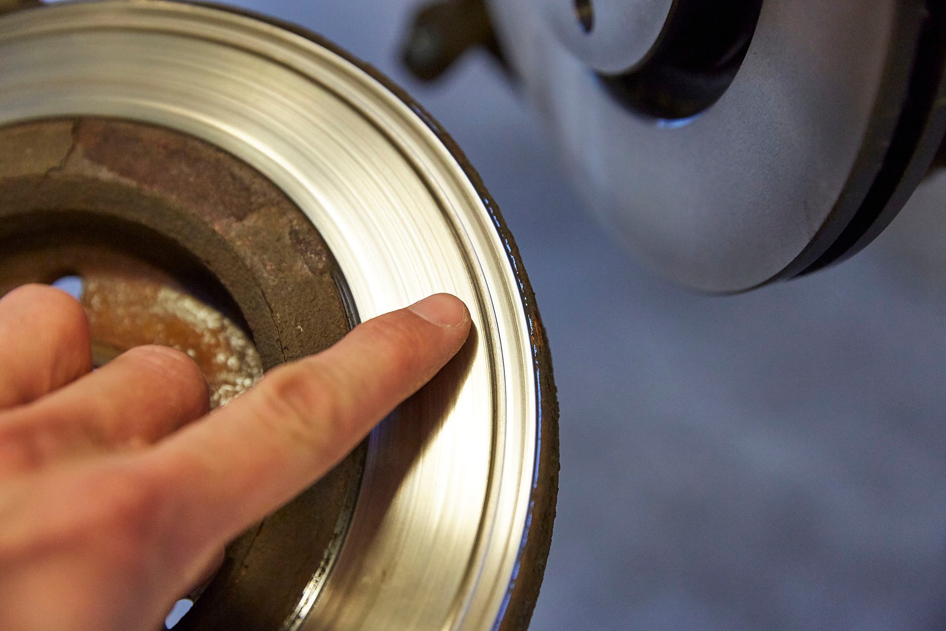 Klocki hamulcowe i tarcze - wymiana krok po kroku