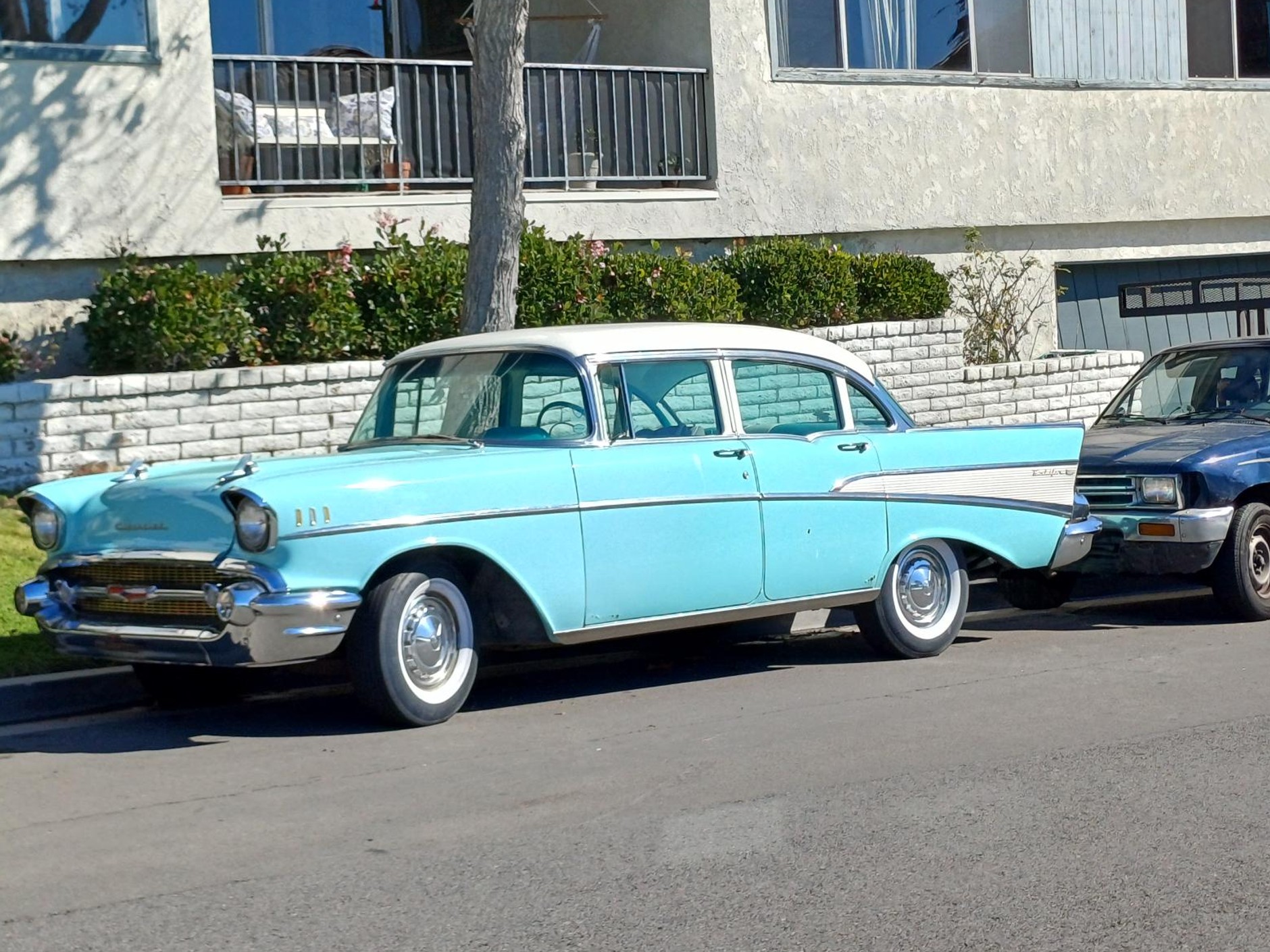 Tesla Cybertruck i inne auta w Kalifornii