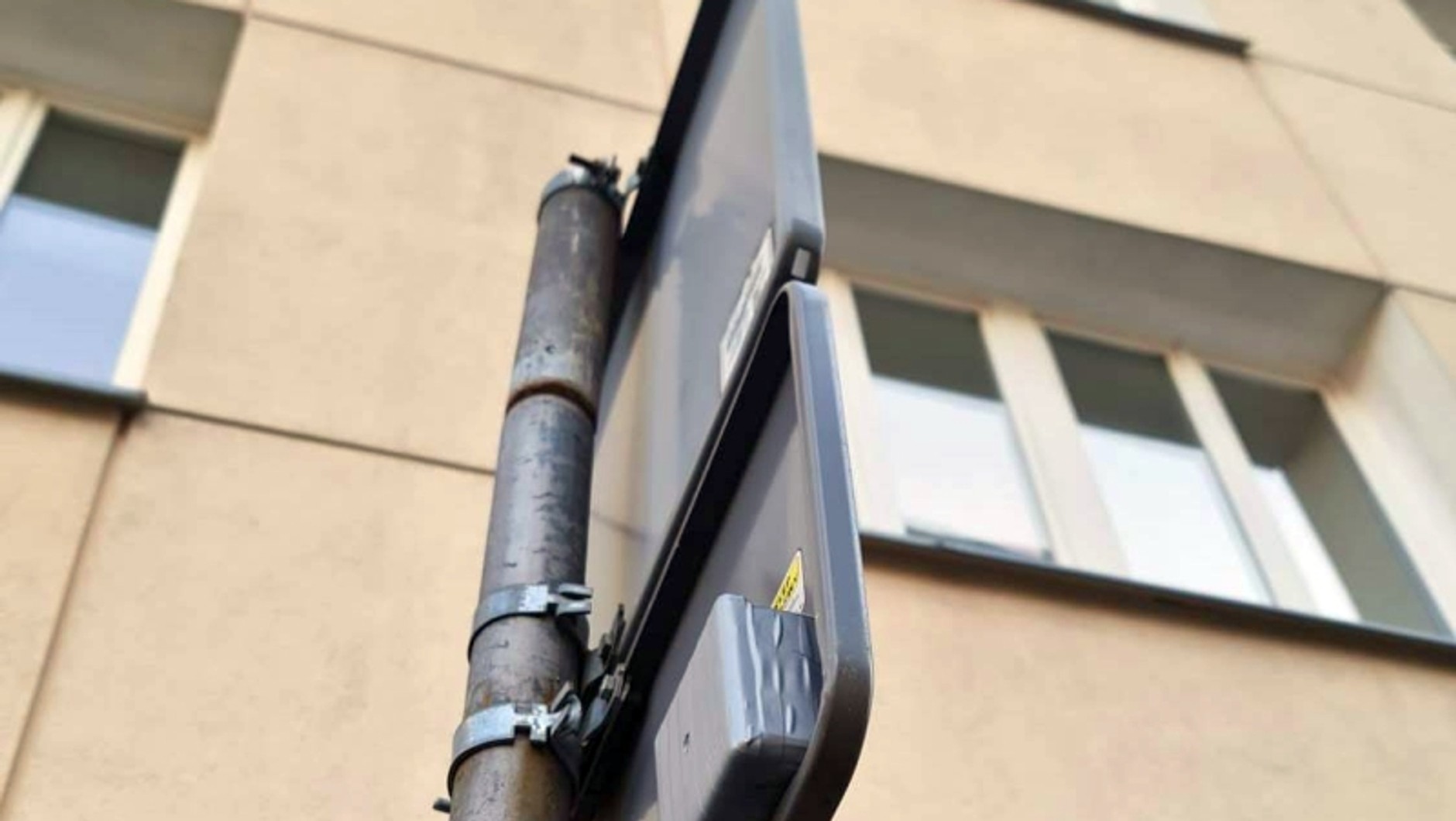 Kamera ukryta na znaku drogowym w Warszawie nie rzucała się w oczy