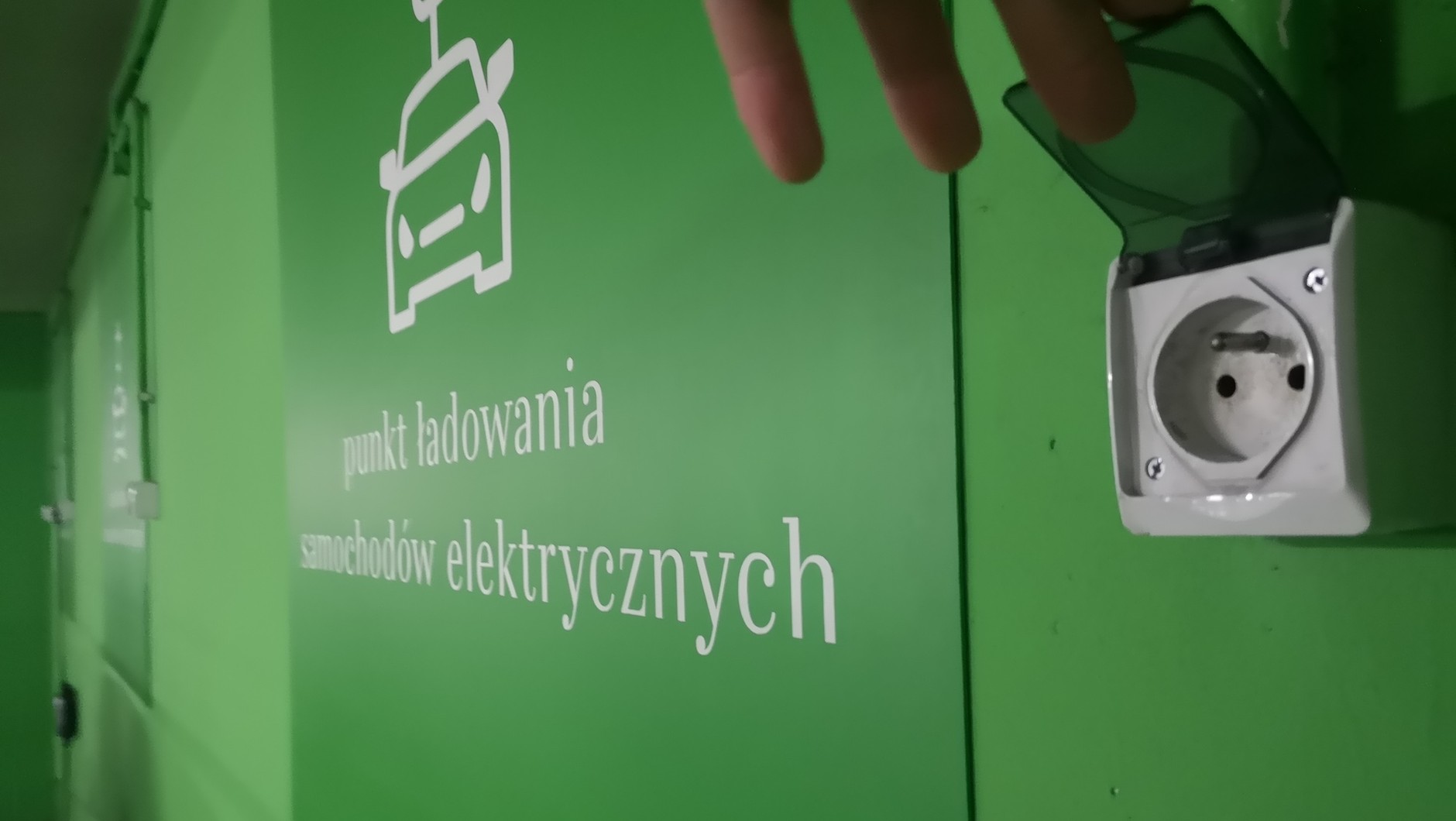 Punkt ładowania samochodów elektrycznych w warszawskim centrum handlowym „Galeria Wileńska”: wybitnie polski standard wspierania elektromobilności