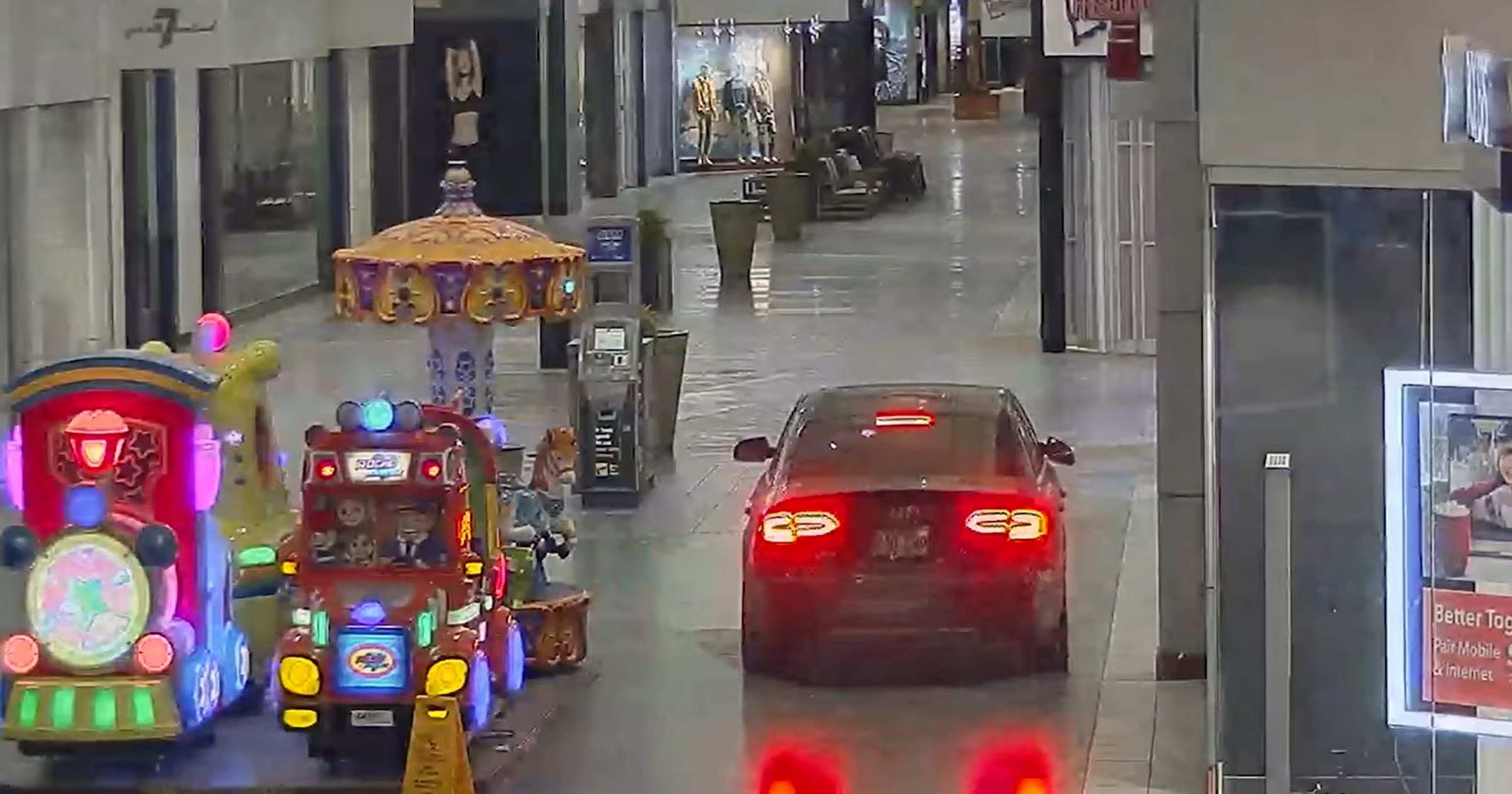 Kierowca Audi A4 wjechał do galerii na "nocne zakupy"
