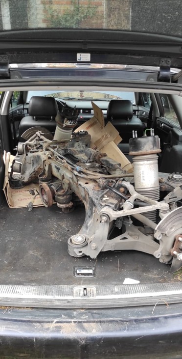 Wieźli go rozrzutnikiem. Uwagę policjantów przykuł jeden szczegół