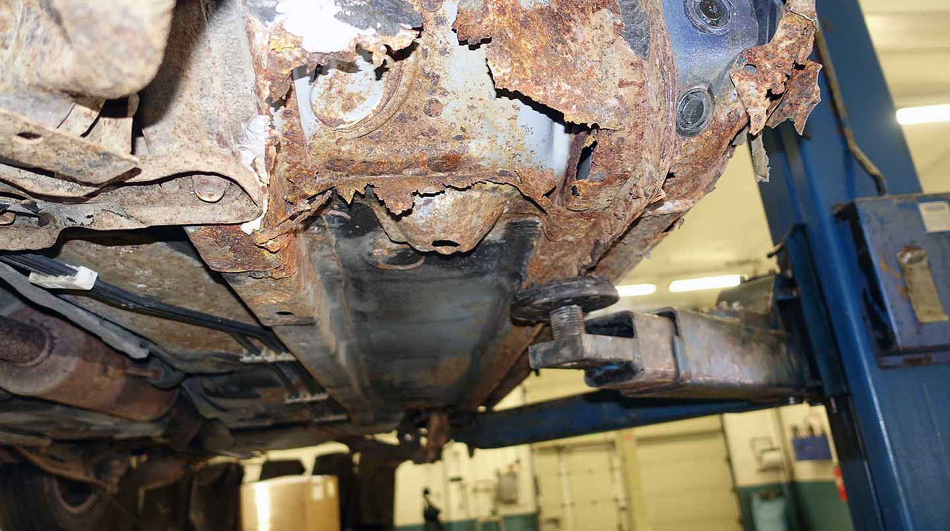 Mazda 6 - poważne spustoszenia przez rdzę