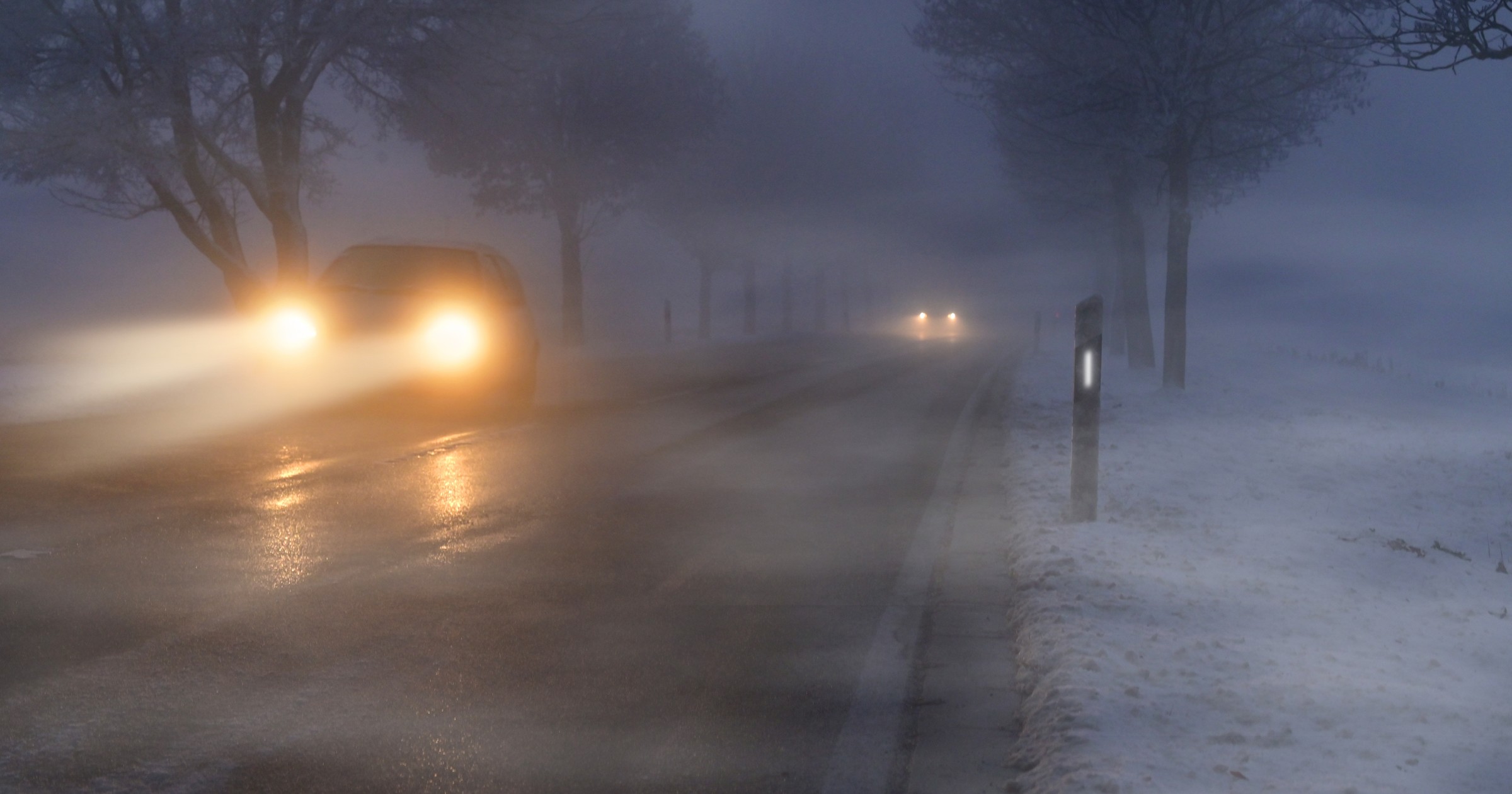 Wilgoć osadzająca się na drodze w warunkach spadającej temperatury powoduje tworzenie się "czarnego lodu". To niebezpieczna gołoledź