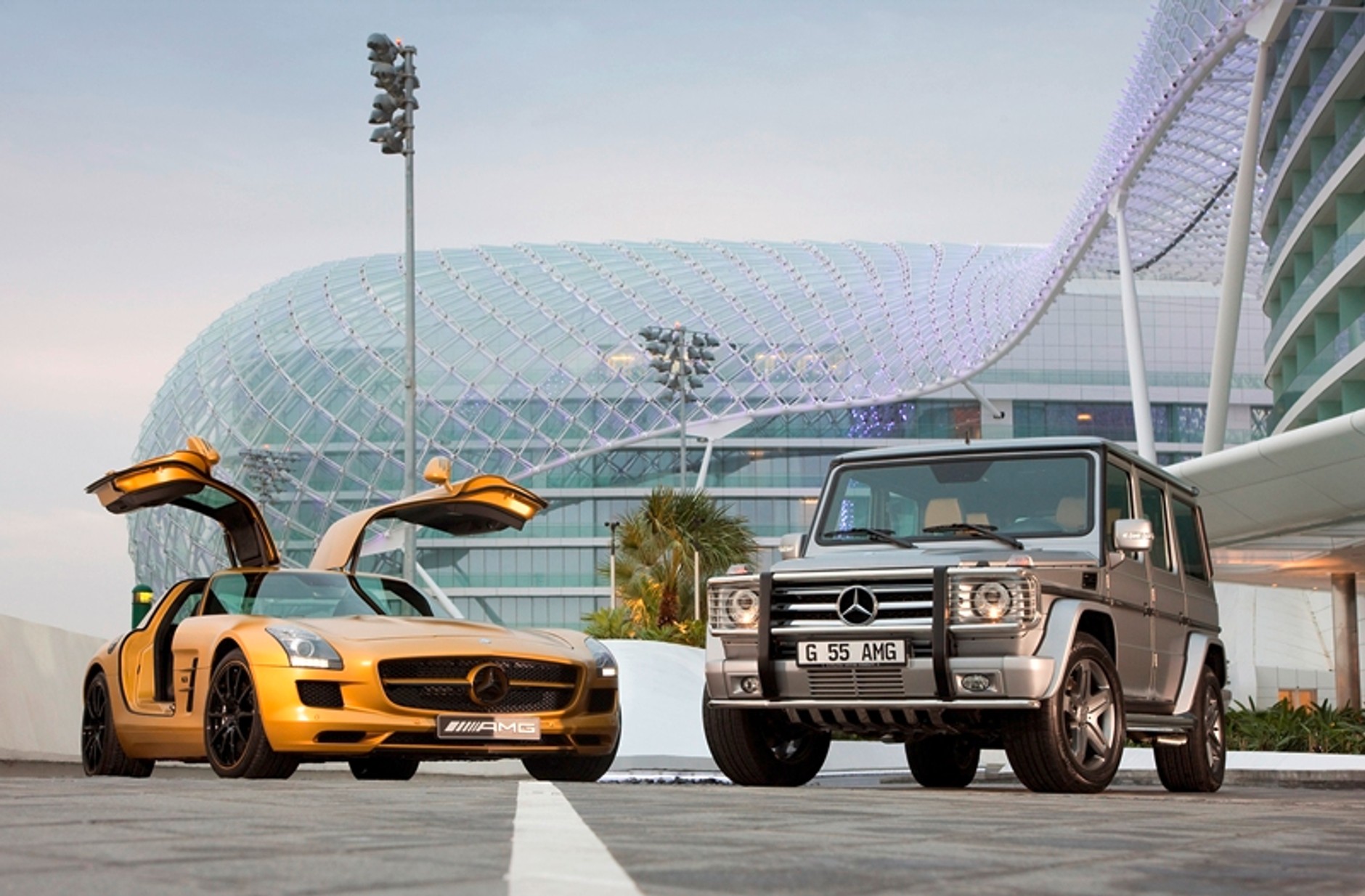 Złoty Mercedes SLS AMG