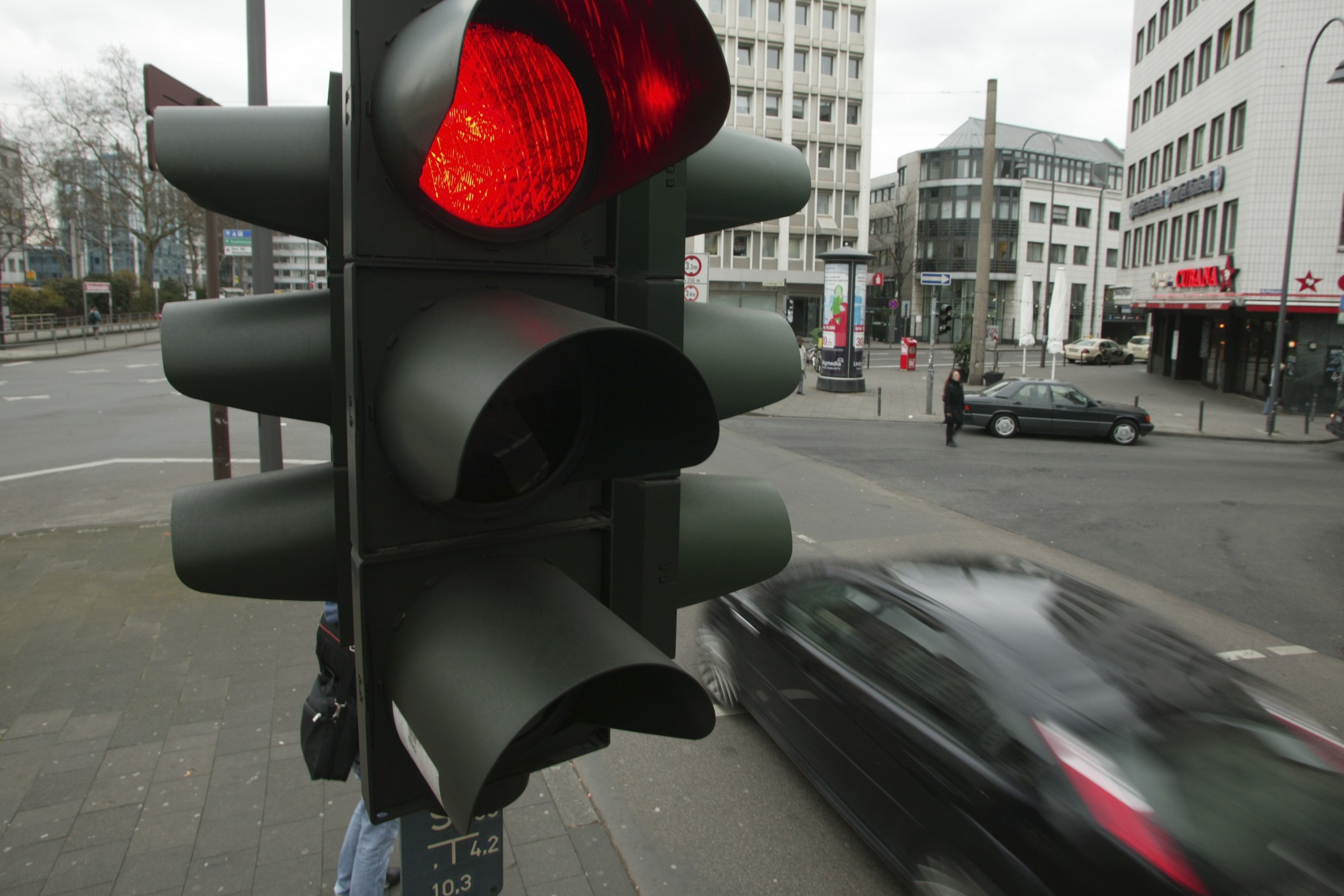 Usunęli wszystkie znaki drogowe i sygnalizatory. Efekty zaskoczyły włodarzy miasta