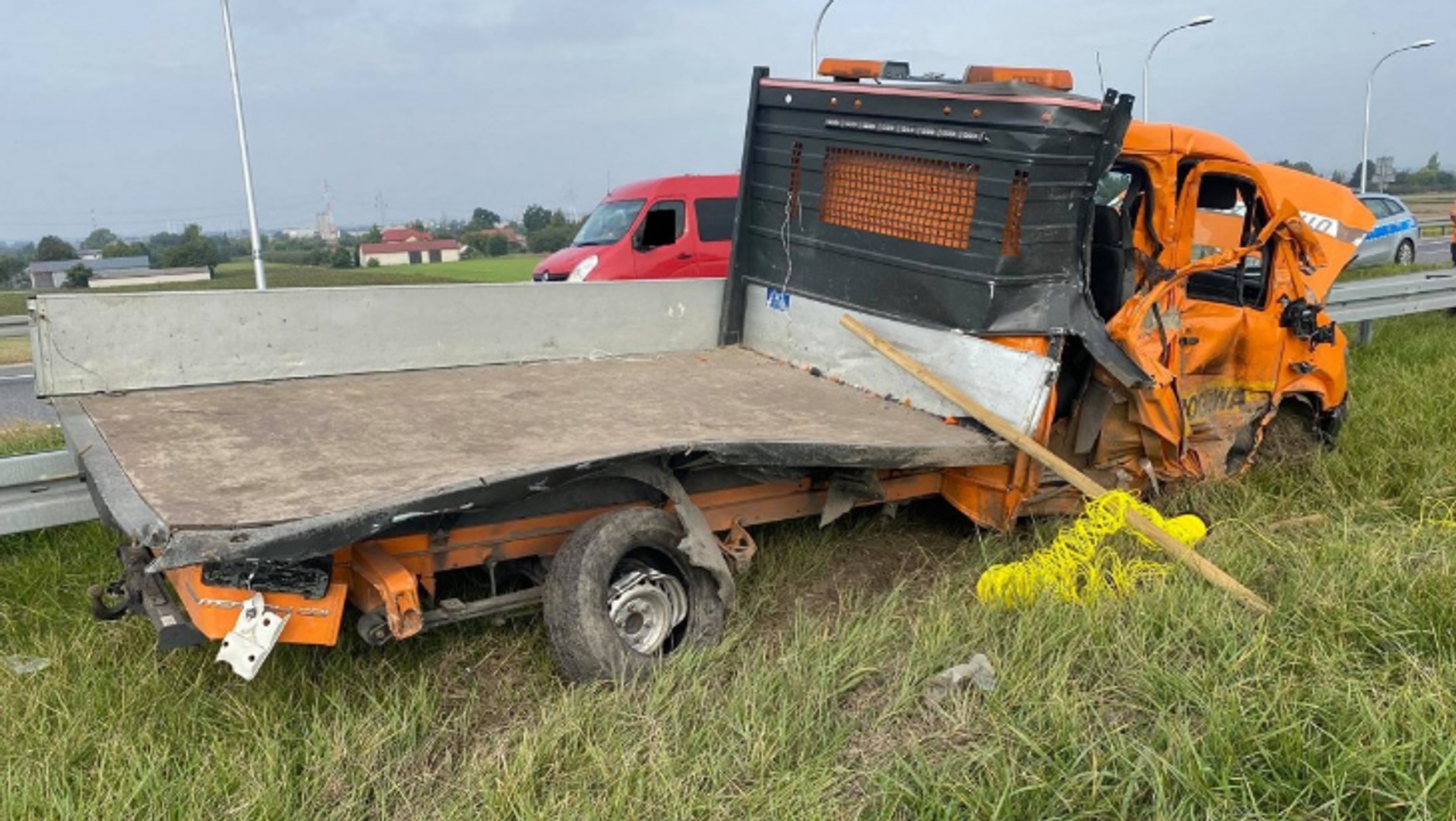 Pojazd służby drogowej stał z przyczepą, na której znajdował się świetlny znak drogowy nakazujący jazdę po prawej stronie znaku