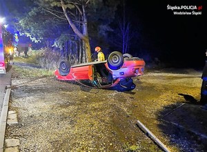 Policjanci zobaczyli Audi leżące na dachu. Nie wystawili mandatu