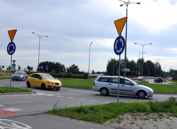Jest wyrok sądu. Czy na rondzie trzeba włączać lewy kierunkowskaz? Jaśniej się nie da