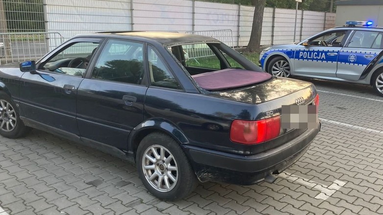 Lubelskim policjantom rzuciło się w oczy Audi 80 bez tylnej szyby