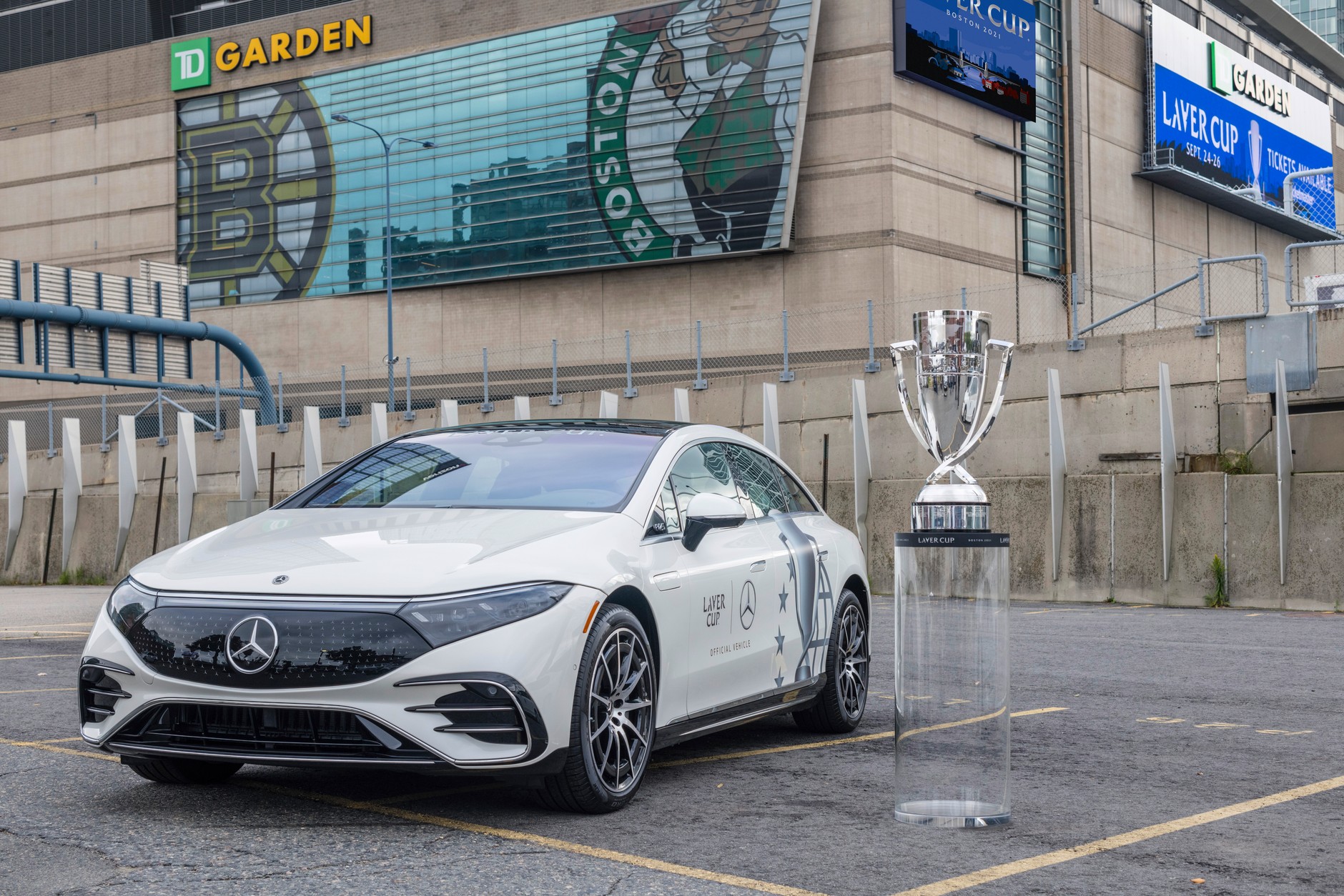 Mercedes EQS i Roger Federer