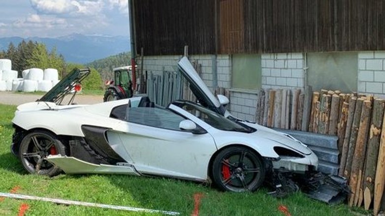 McLaren 650S Spider wbił się w stodołę