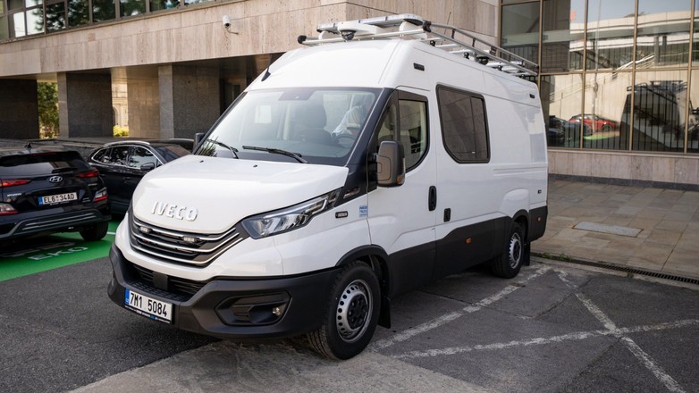 Nieoznakowana biała furgonetka czeskich policjantów