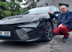 Jeździłem nową Toyotą Camry. Byłaby idealna, gdyby nie nawigacja. Pierwsza jazda