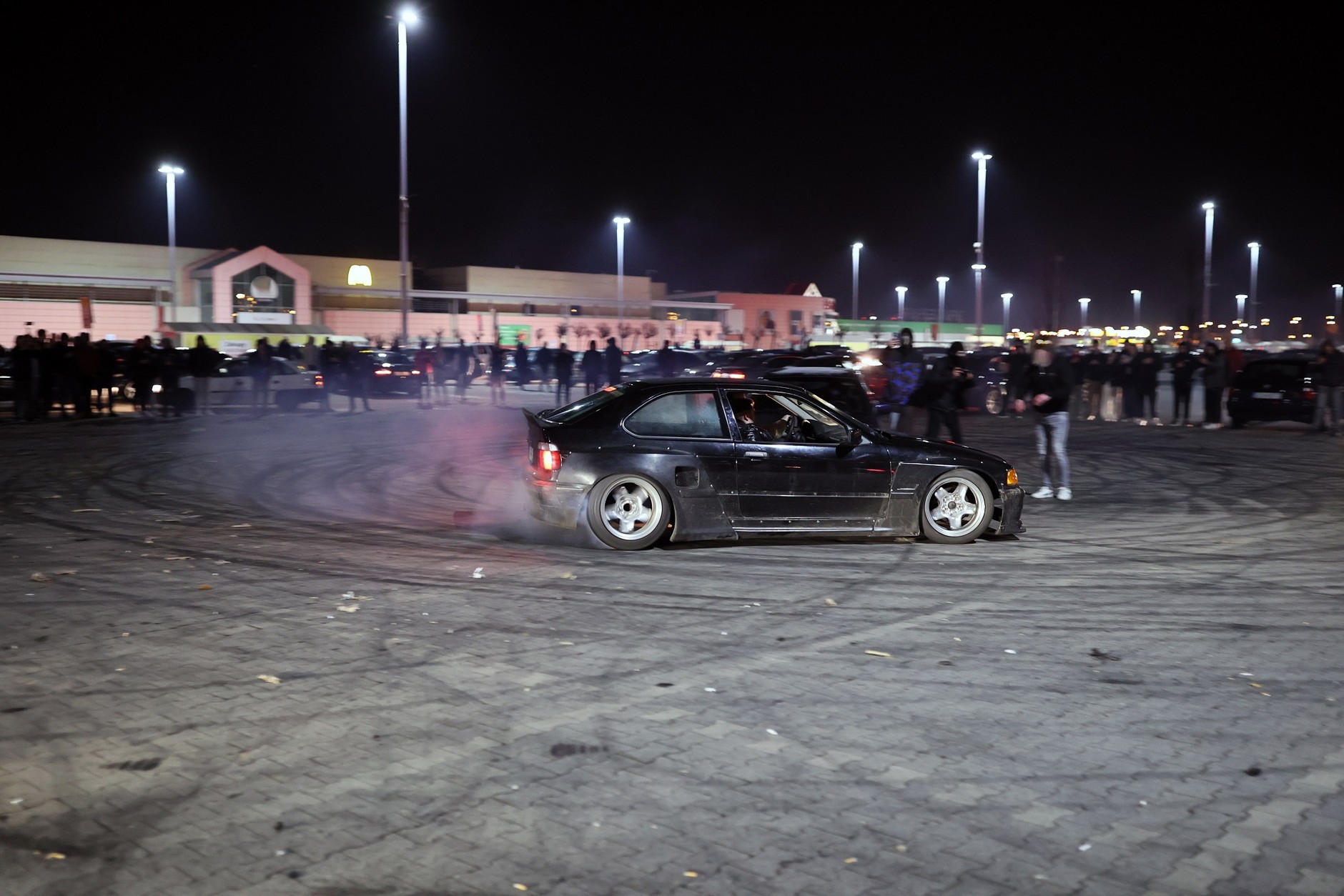 Umyślne wprowadzanie auta w poślizg może być uznane za... nielegalne wyścigi. 