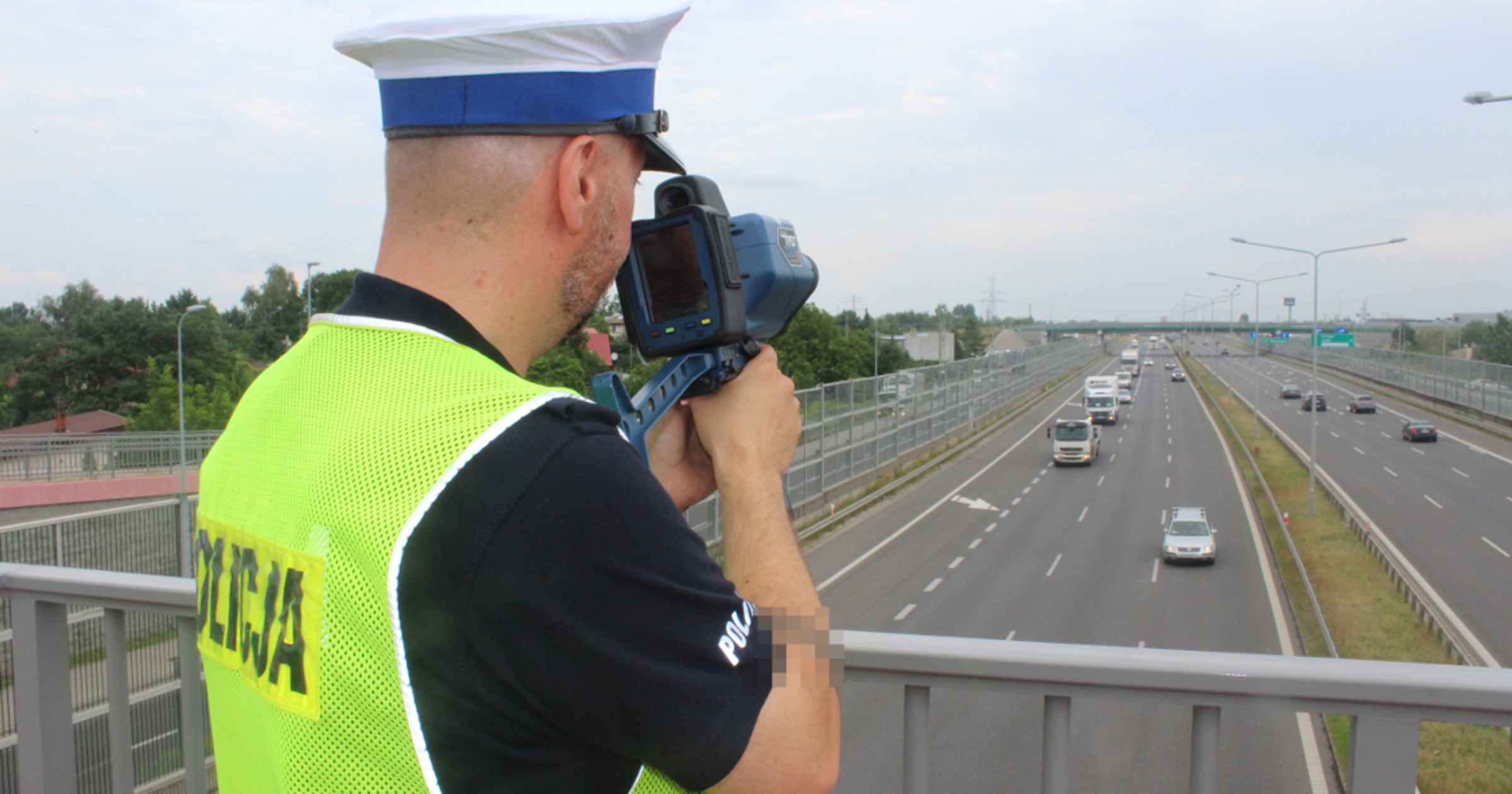 Policjanci prowadzą specjalną akcję. Stoją na wiadukcie i sprawdzają
