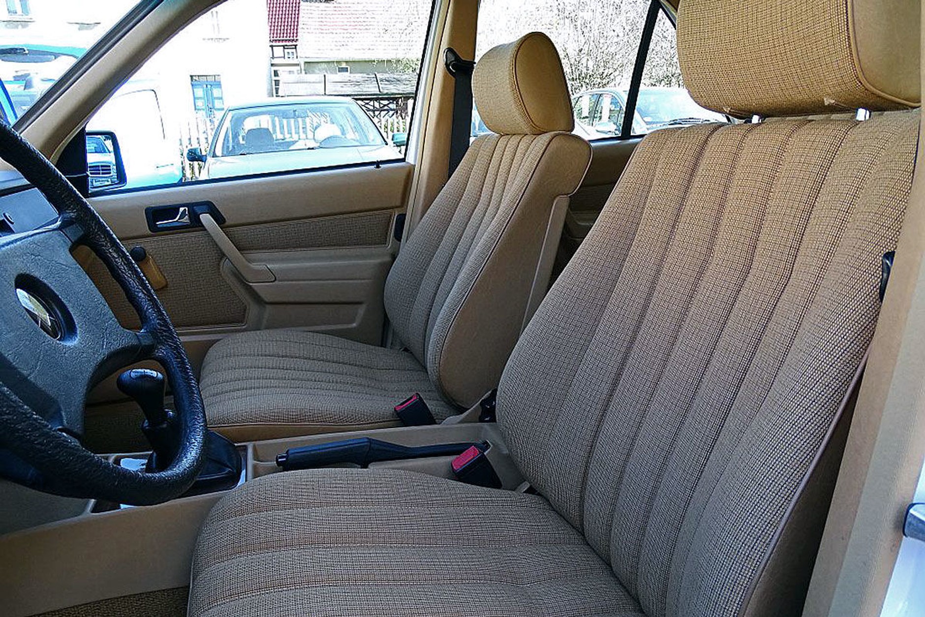 Mercedes 190 2.0 z przebiegiem 8600 km (26 950 euro).