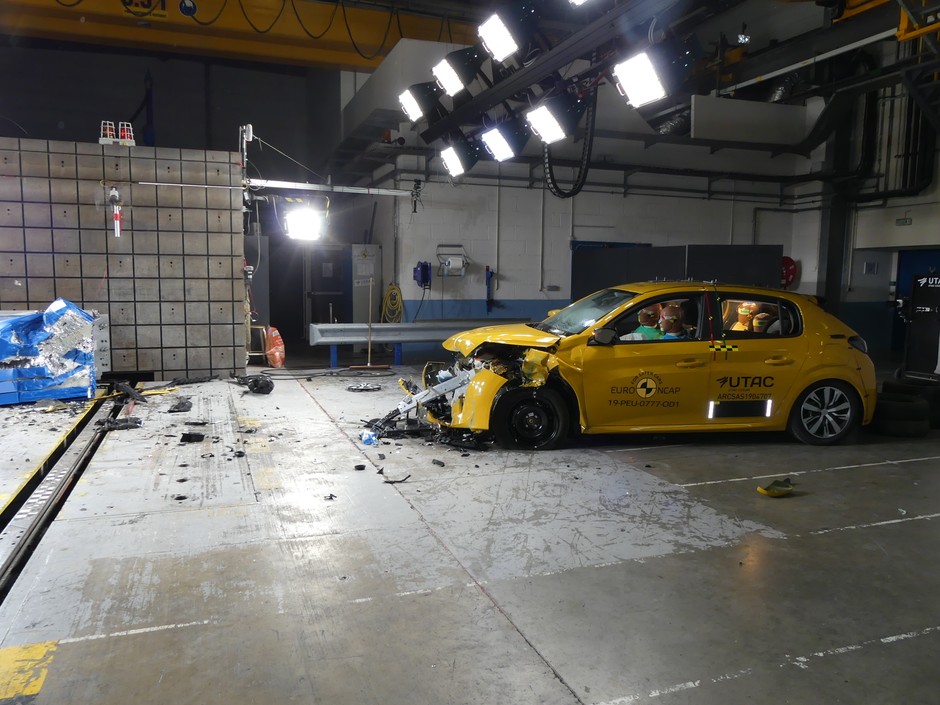 Testy zderzeniowe: BMW serii 1 i serii 3, Peugeota 208 oraz Jeepa Cherokee